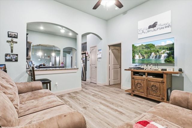 206 N Wood Street, Cleburne, TX 76033