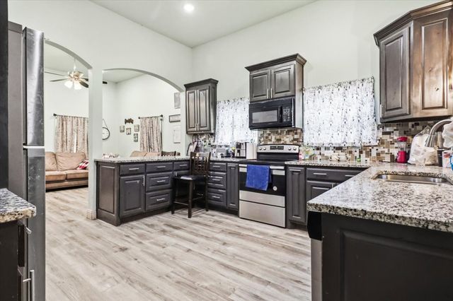206 N Wood Street, Cleburne, TX 76033