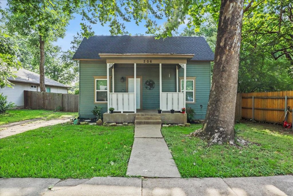 206 N Wood Street, Cleburne, TX 76033