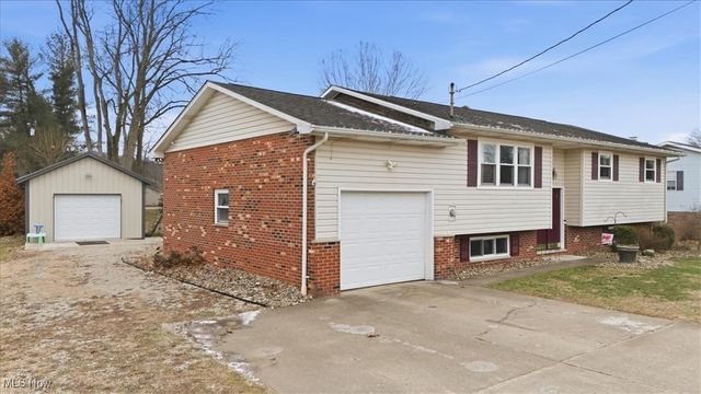 9 Oakbrook Lane, Mineral Wells, WV 26150