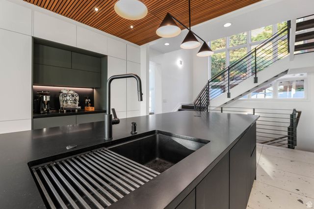 2093 S LAKELINE DR, Salt Lake City, UT 84109