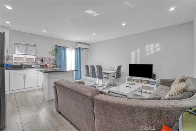 7663 Shadyglade Avenue, North Hollywood, CA 91605