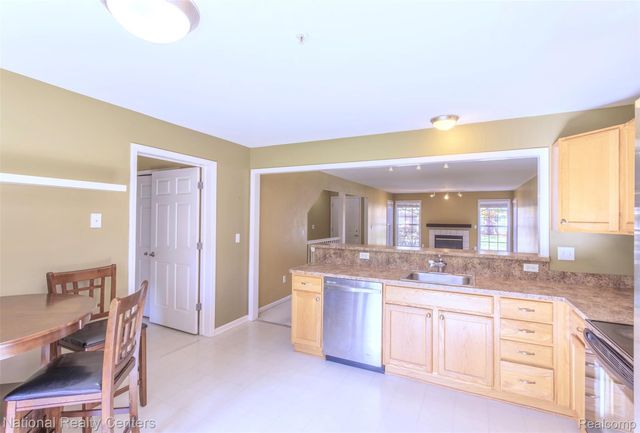 28414 CARLTON WAY Drive, Novi, MI 48377