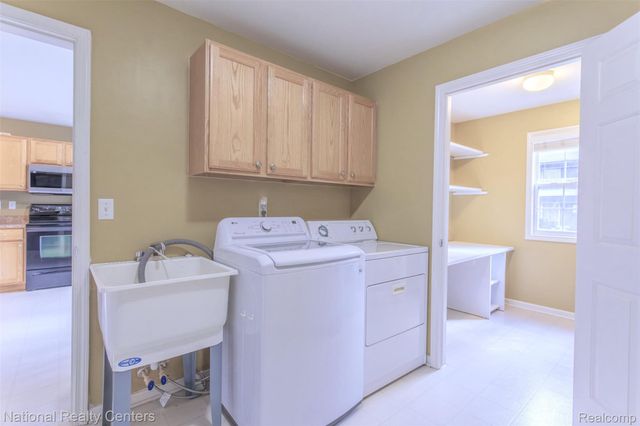 28414 CARLTON WAY Drive, Novi, MI 48377