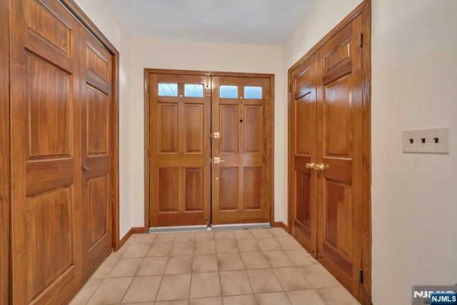 11 Old Tappan Road, Old Tappan, NJ 07675