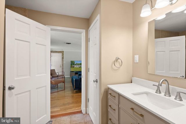 815 SENECA RD, Great Falls, VA 22066