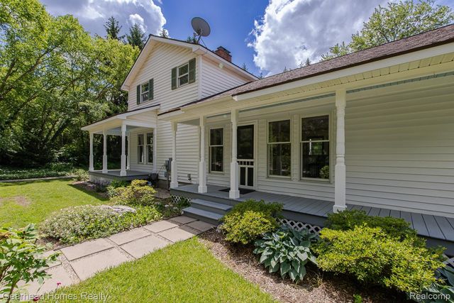 6296 Elizabeth Lake Road, Waterford Charter Township, MI 48327