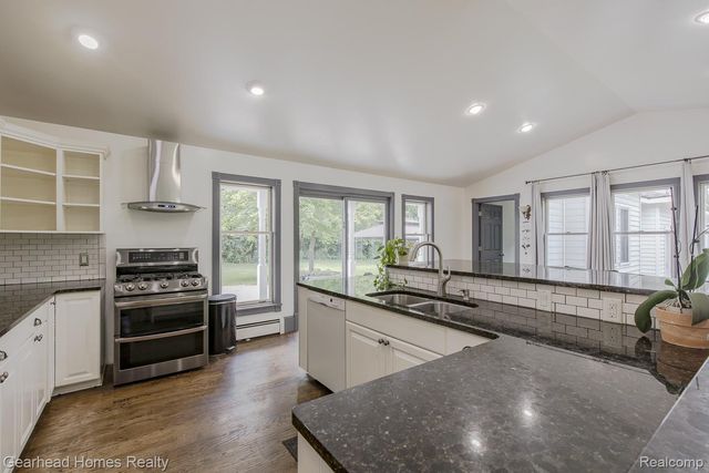 6296 Elizabeth Lake Road, Waterford Charter Township, MI 48327