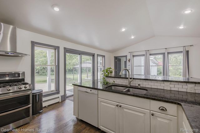 6296 Elizabeth Lake Road, Waterford Charter Township, MI 48327