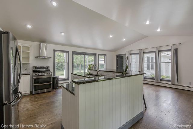 6296 Elizabeth Lake Road, Waterford Charter Township, MI 48327