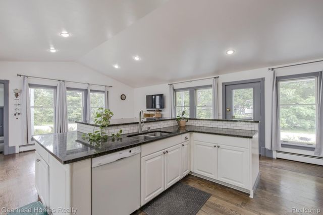 6296 Elizabeth Lake Road, Waterford Charter Township, MI 48327