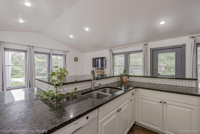 6296 Elizabeth Lake Road, Waterford Charter Township, MI 48327