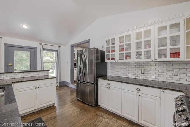 6296 Elizabeth Lake Road, Waterford Charter Township, MI 48327
