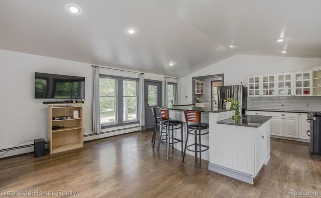 6296 Elizabeth Lake Road, Waterford Charter Township, MI 48327