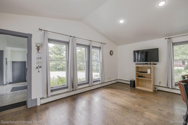 6296 Elizabeth Lake Road, Waterford Charter Township, MI 48327