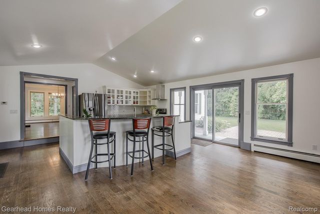 6296 Elizabeth Lake Road, Waterford Charter Township, MI 48327