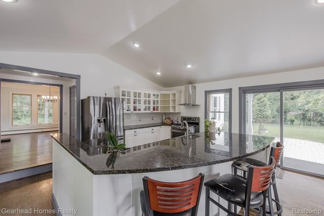 6296 Elizabeth Lake Road, Waterford Charter Township, MI 48327