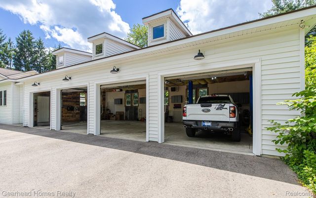6296 Elizabeth Lake Road, Waterford Charter Township, MI 48327