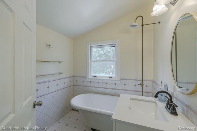 6296 Elizabeth Lake Road, Waterford Charter Township, MI 48327