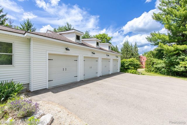 6296 Elizabeth Lake Road, Waterford Charter Township, MI 48327
