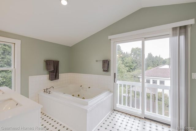 6296 Elizabeth Lake Road, Waterford Charter Township, MI 48327