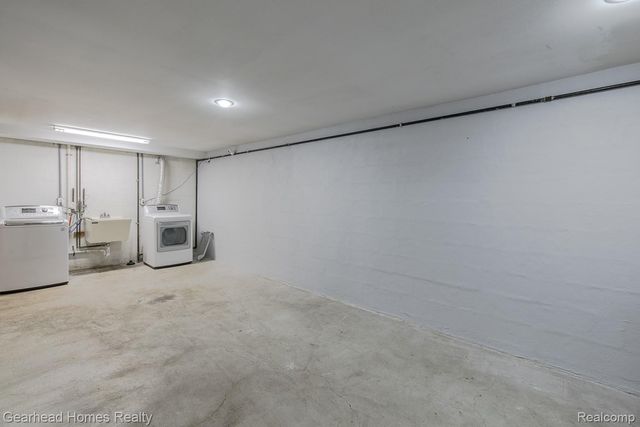 6296 Elizabeth Lake Road, Waterford Charter Township, MI 48327
