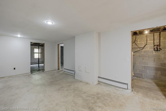 6296 Elizabeth Lake Road, Waterford Charter Township, MI 48327
