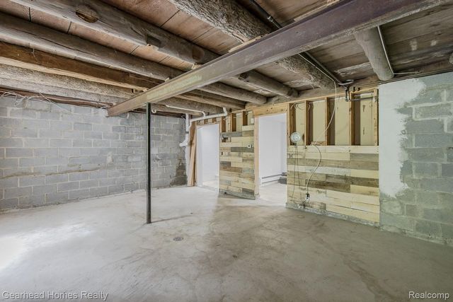 6296 Elizabeth Lake Road, Waterford Charter Township, MI 48327
