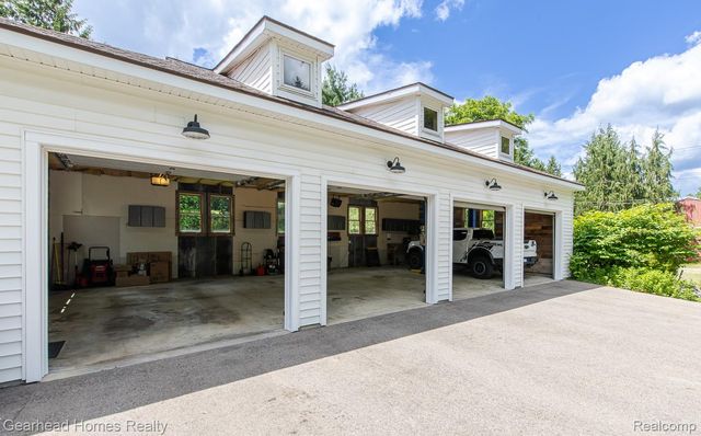 6296 Elizabeth Lake Road, Waterford Charter Township, MI 48327