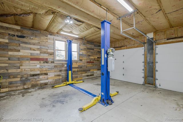 6296 Elizabeth Lake Road, Waterford Charter Township, MI 48327