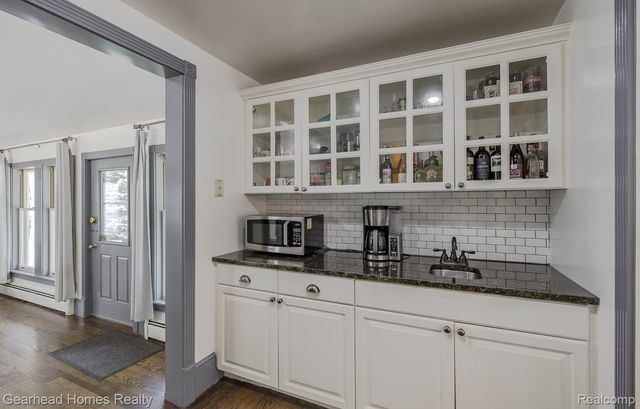 6296 Elizabeth Lake Road, Waterford Charter Township, MI 48327
