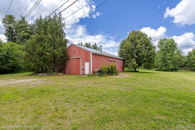 6296 Elizabeth Lake Road, Waterford Charter Township, MI 48327