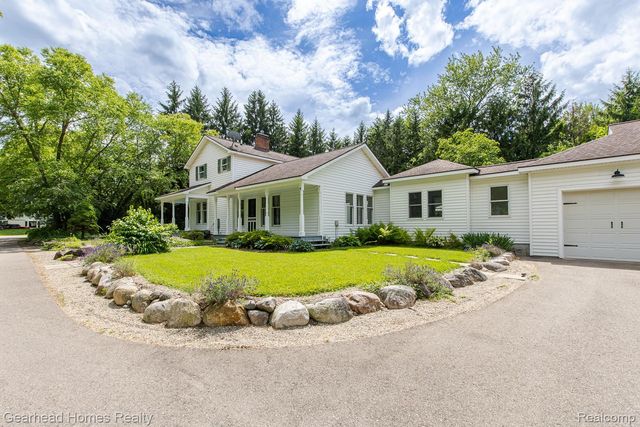 6296 Elizabeth Lake Road, Waterford Charter Township, MI 48327
