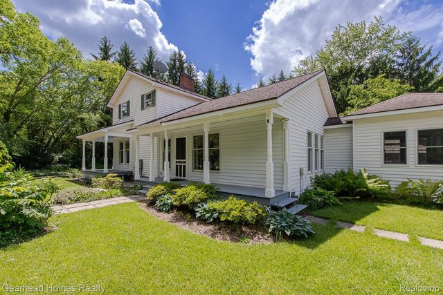6296 Elizabeth Lake Road, Waterford Charter Township, MI 48327