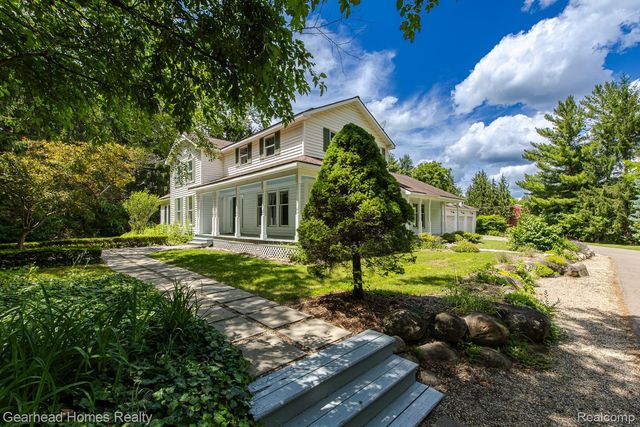 6296 Elizabeth Lake Road, Waterford Charter Township, MI 48327