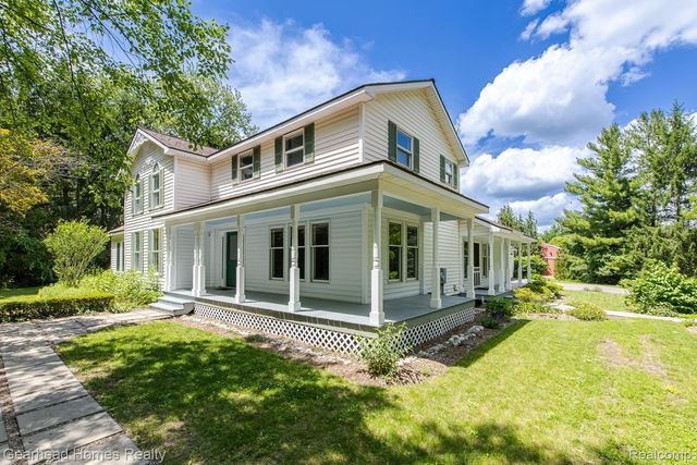 6296 Elizabeth Lake Road, Waterford Charter Township, MI 48327