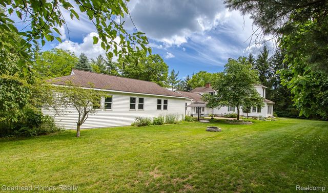 6296 Elizabeth Lake Road, Waterford Charter Township, MI 48327