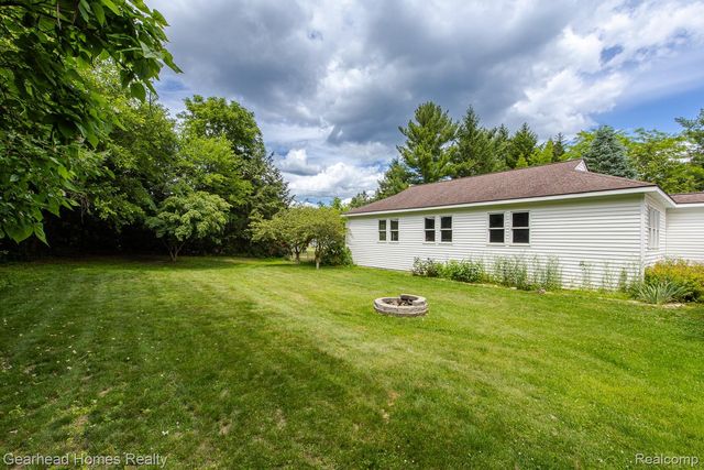 6296 Elizabeth Lake Road, Waterford Charter Township, MI 48327
