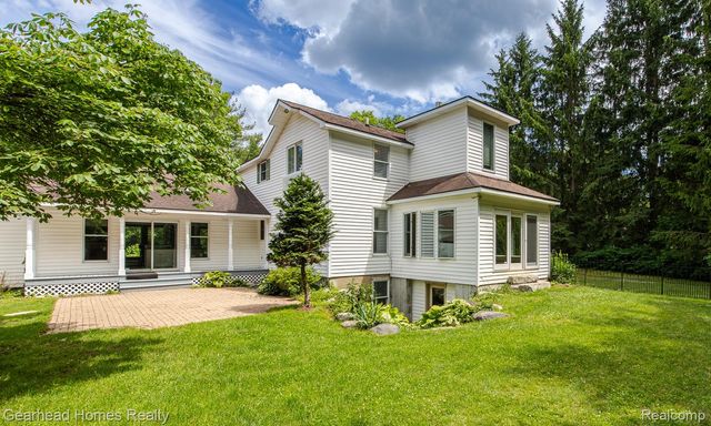 6296 Elizabeth Lake Road, Waterford Charter Township, MI 48327