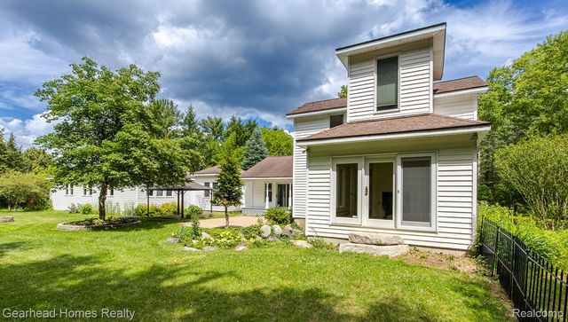 6296 Elizabeth Lake Road, Waterford Charter Township, MI 48327