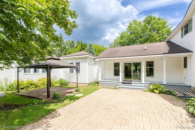 6296 Elizabeth Lake Road, Waterford Charter Township, MI 48327