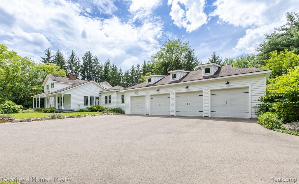 6296 Elizabeth Lake Road, Waterford Charter Township, MI 48327