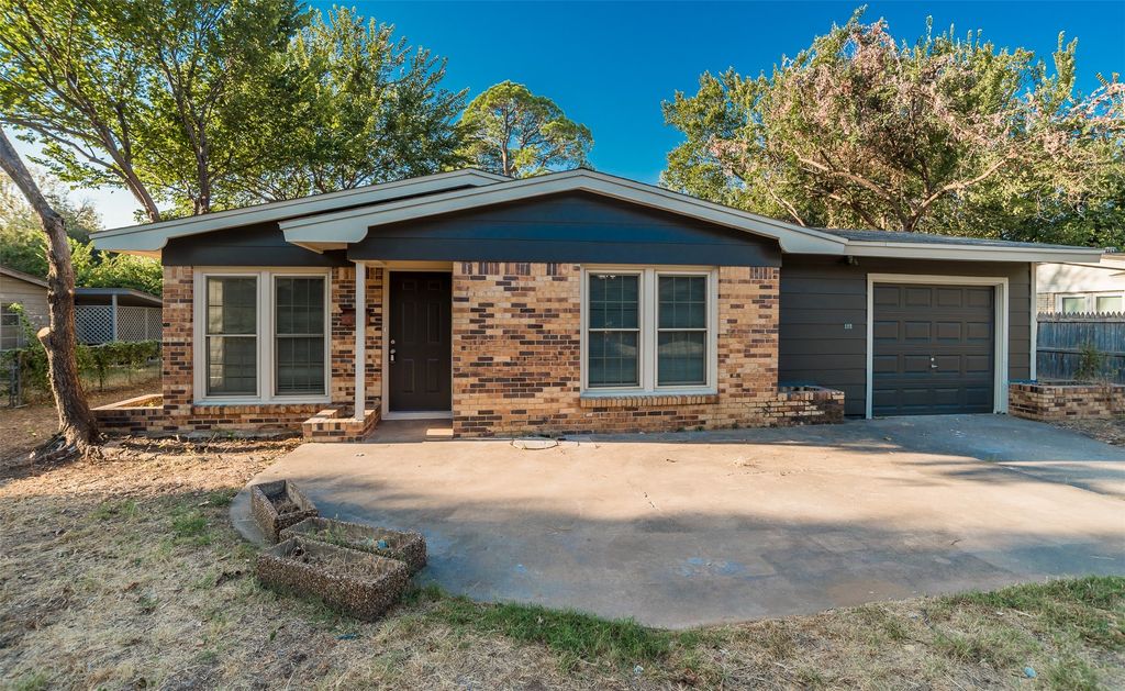 6216 Windermere Place, Fort Worth, TX 76112 — exterior
