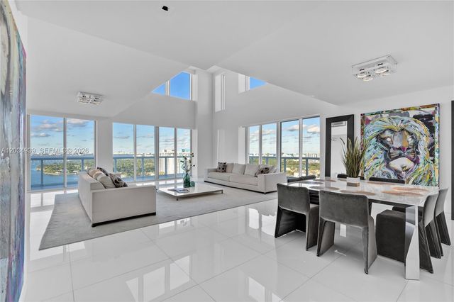 10 Venetian Way PH04, Miami Beach, FL 33139