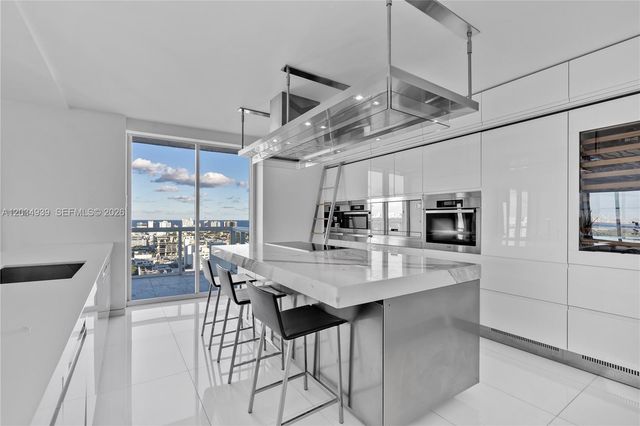 10 Venetian Way PH04, Miami Beach, FL 33139