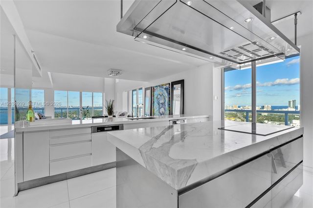 10 Venetian Way PH04, Miami Beach, FL 33139