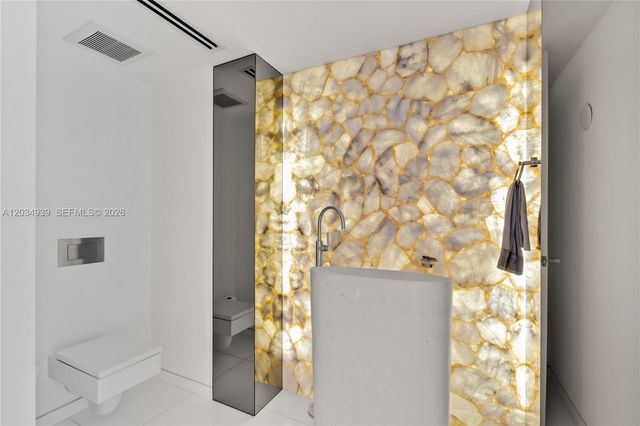 10 Venetian Way PH04, Miami Beach, FL 33139