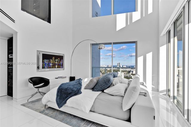 10 Venetian Way PH04, Miami Beach, FL 33139