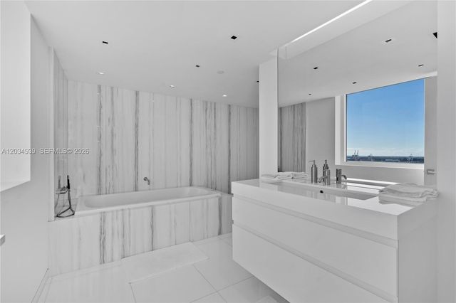 10 Venetian Way PH04, Miami Beach, FL 33139