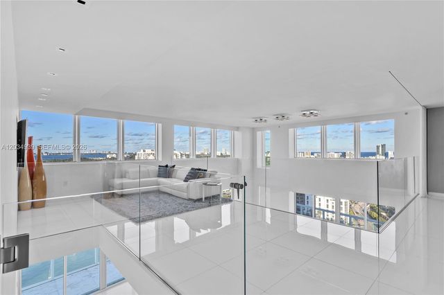 10 Venetian Way PH04, Miami Beach, FL 33139